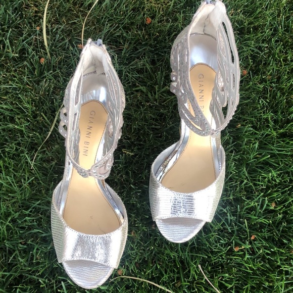 Gianni Bini Sparkly Silver Open-toe Stilettos! 4 inch heels. Size 7.5M - Picture 2 of 10